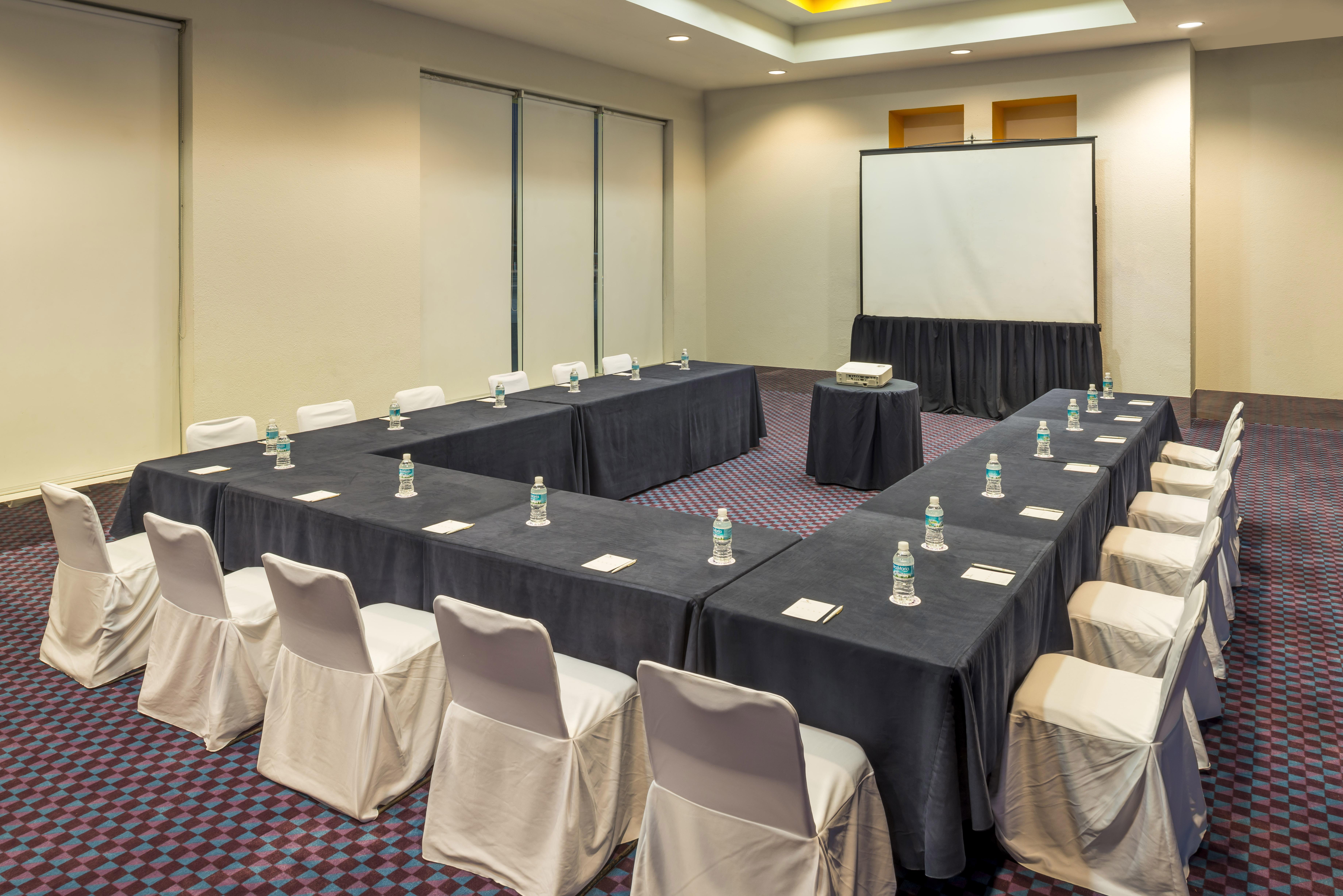 Camino Real ורקרוז מראה חיצוני תמונה A meeting room at a hotel
