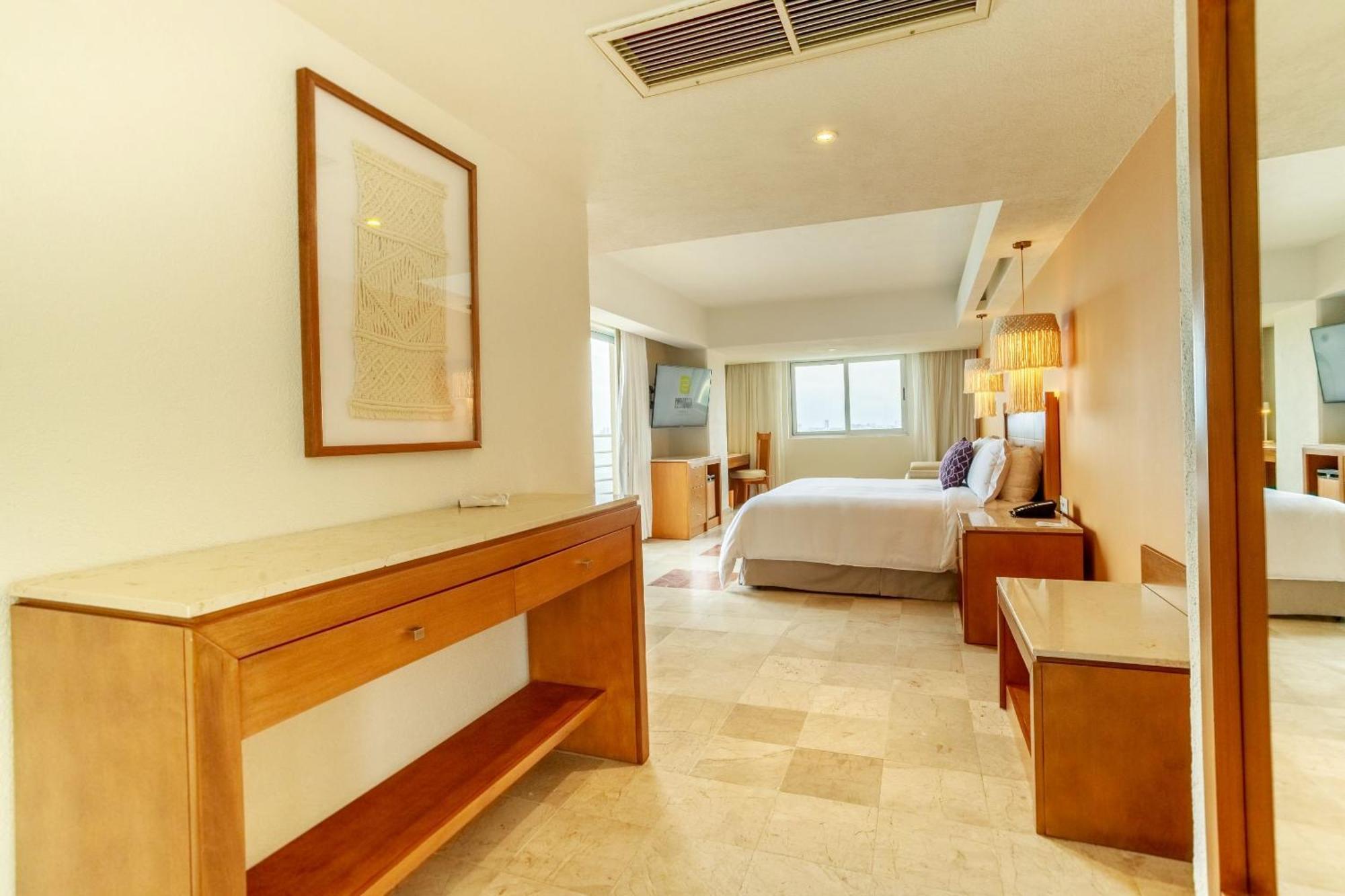 Camino Real ורקרוז מראה חיצוני תמונה A guest room at the hotel