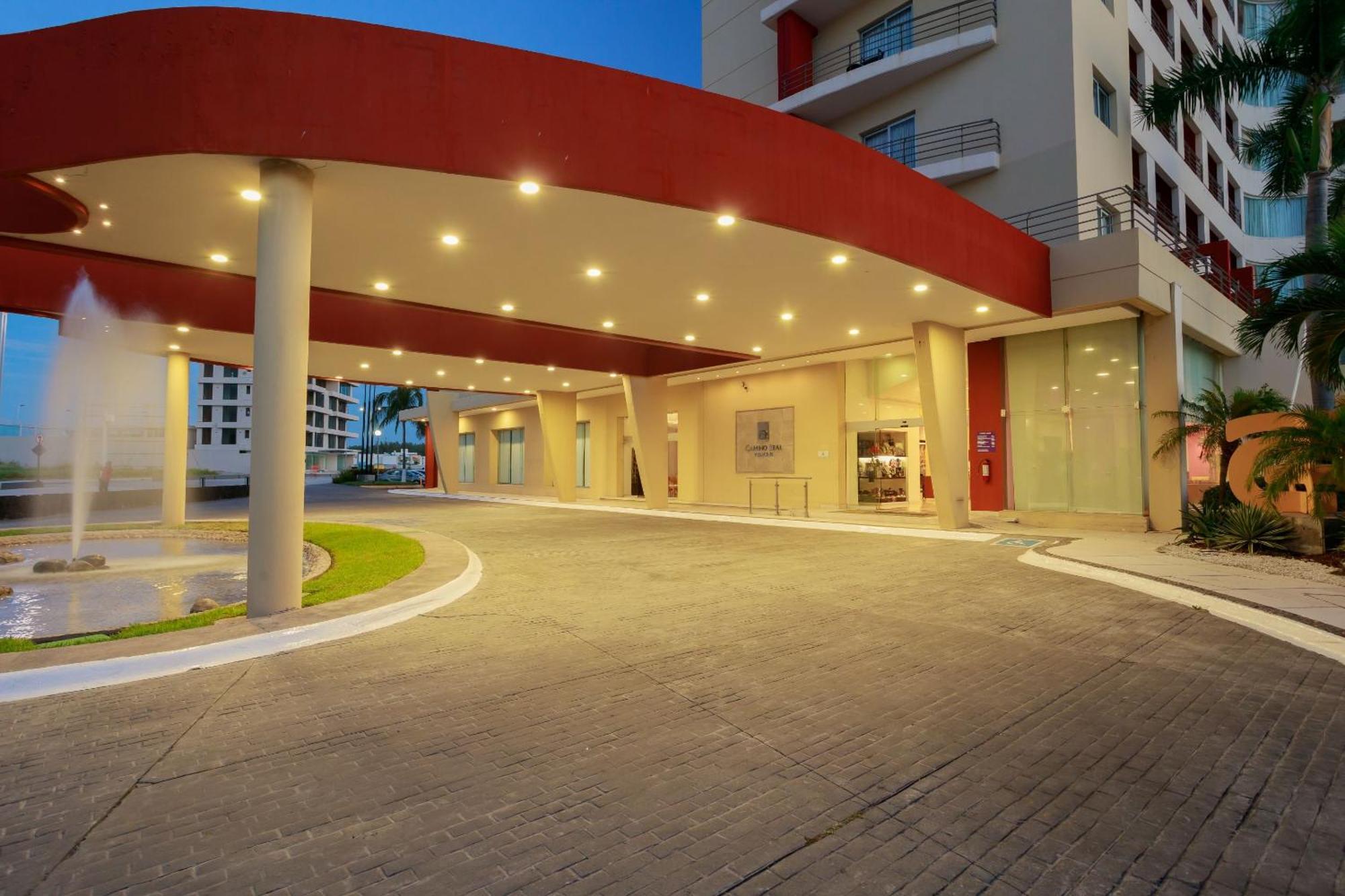 Camino Real ורקרוז מראה חיצוני תמונה Entrance of the hotel