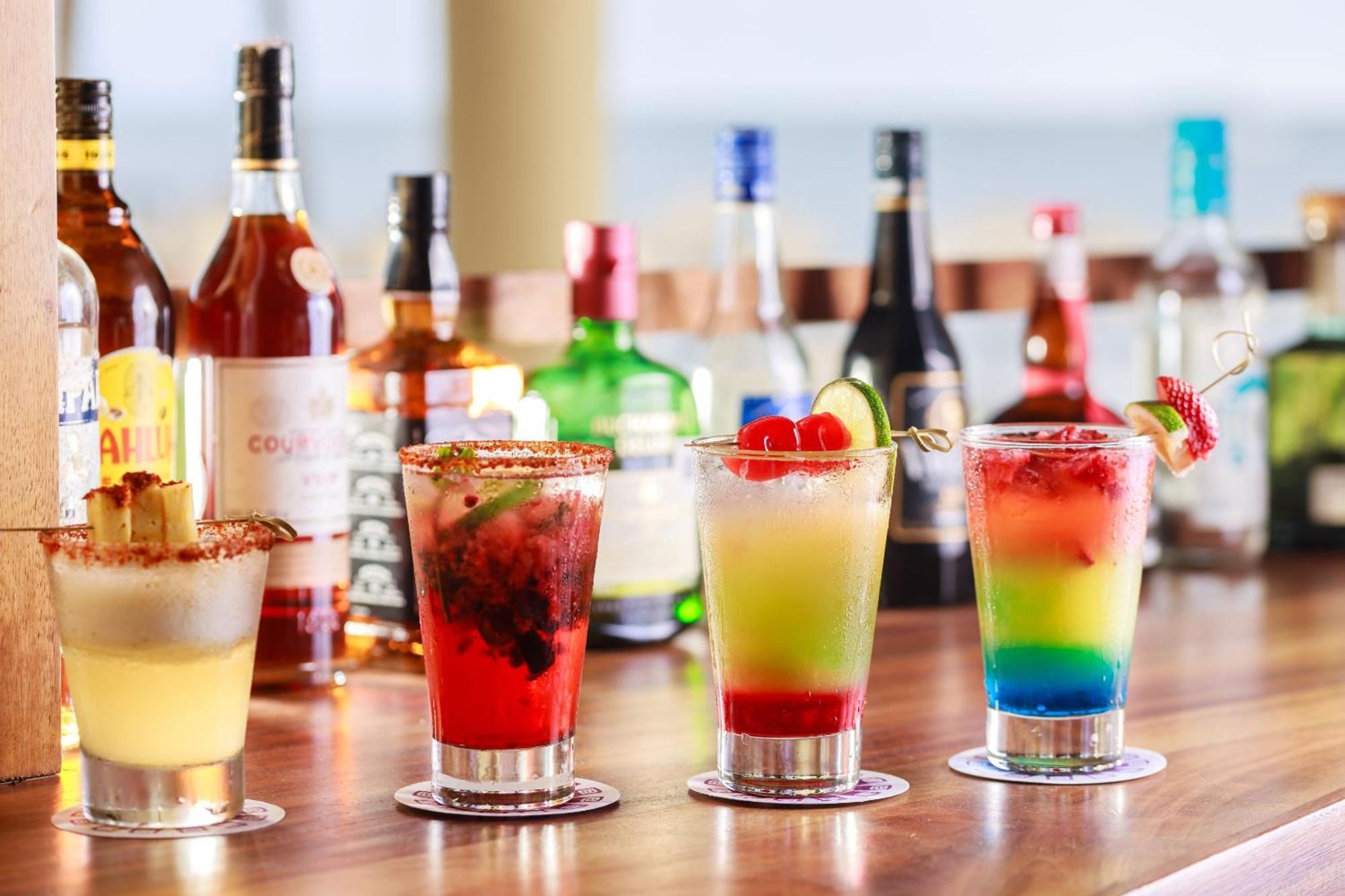 Camino Real ורקרוז מראה חיצוני תמונה A selection of cocktails