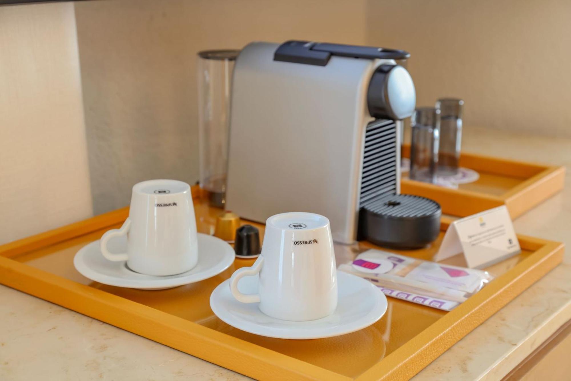 Camino Real ורקרוז מראה חיצוני תמונה A Nespresso coffee machine in a hotel room