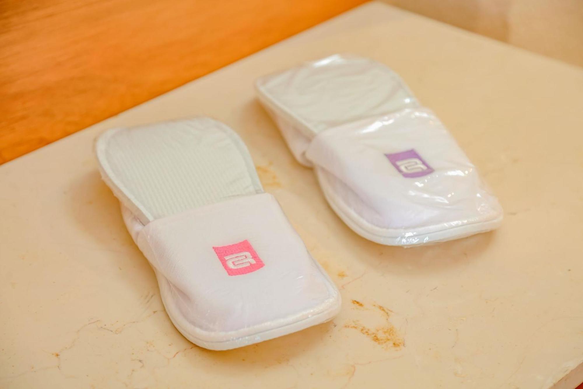 Camino Real ורקרוז מראה חיצוני תמונה A pair of hotel slippers