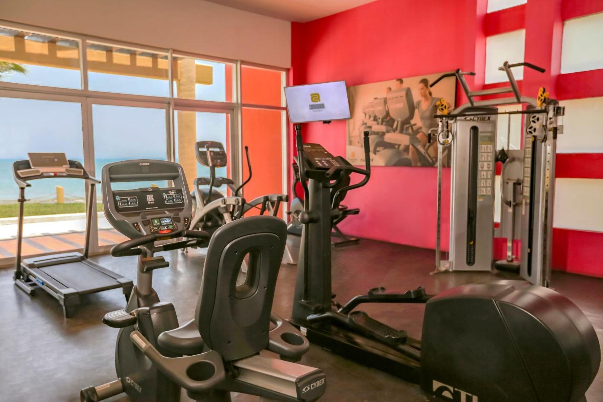 Camino Real ורקרוז מראה חיצוני תמונה A gym at a hotel