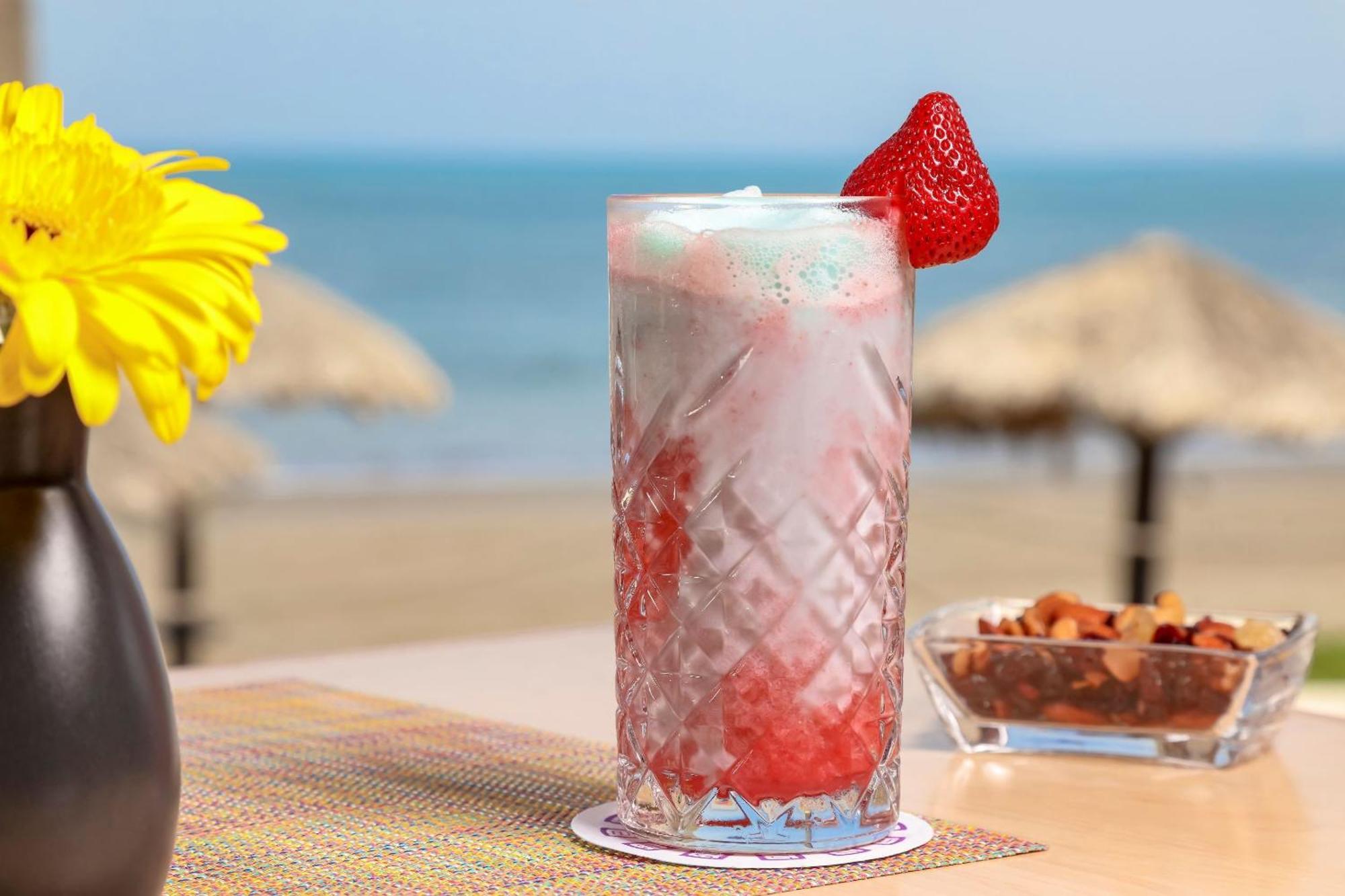 Camino Real ורקרוז מראה חיצוני תמונה A strawberry and lime Italian soda